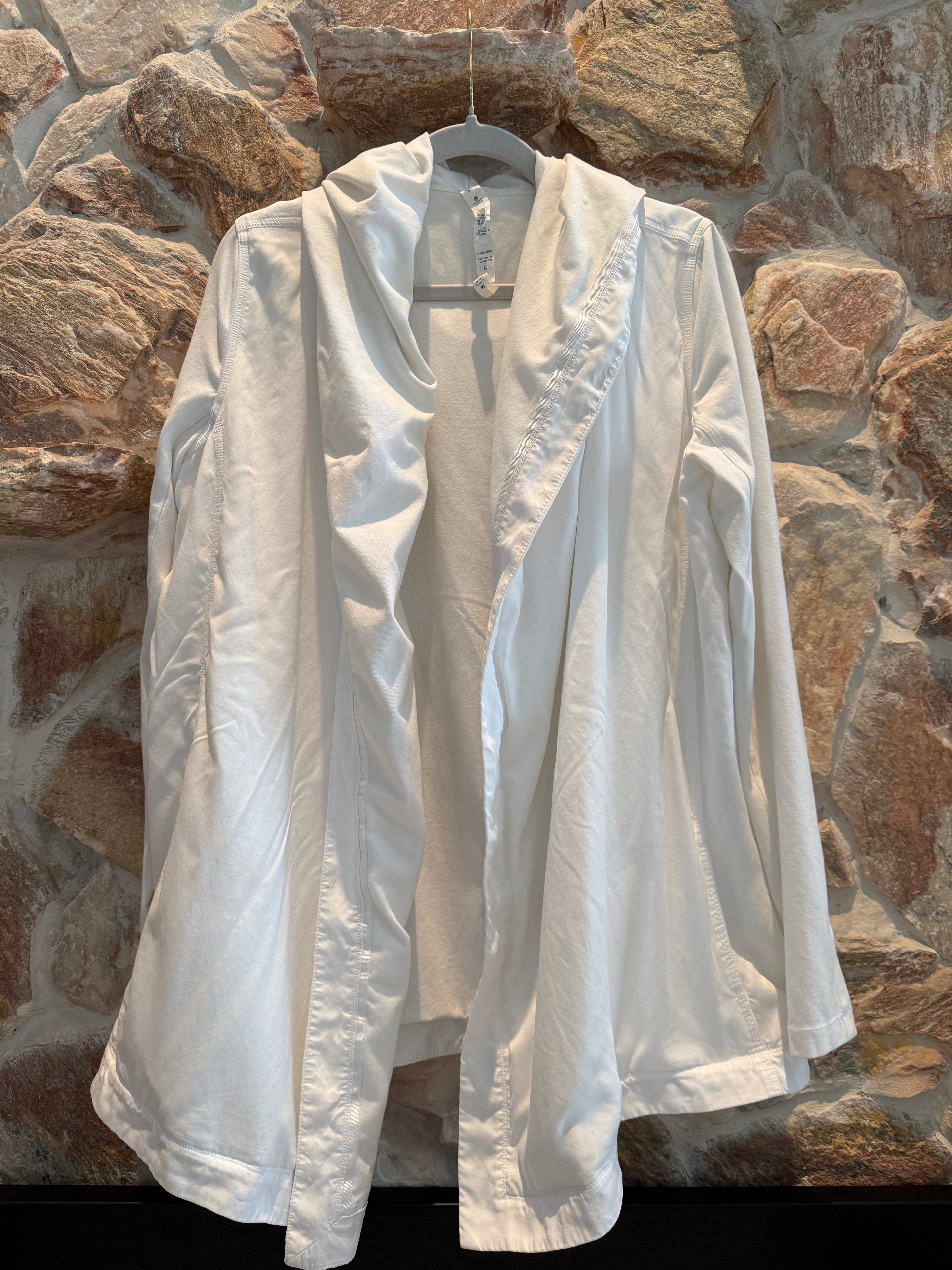 Lululemon Blissed Out Wrap Size 10
White / Heathered White