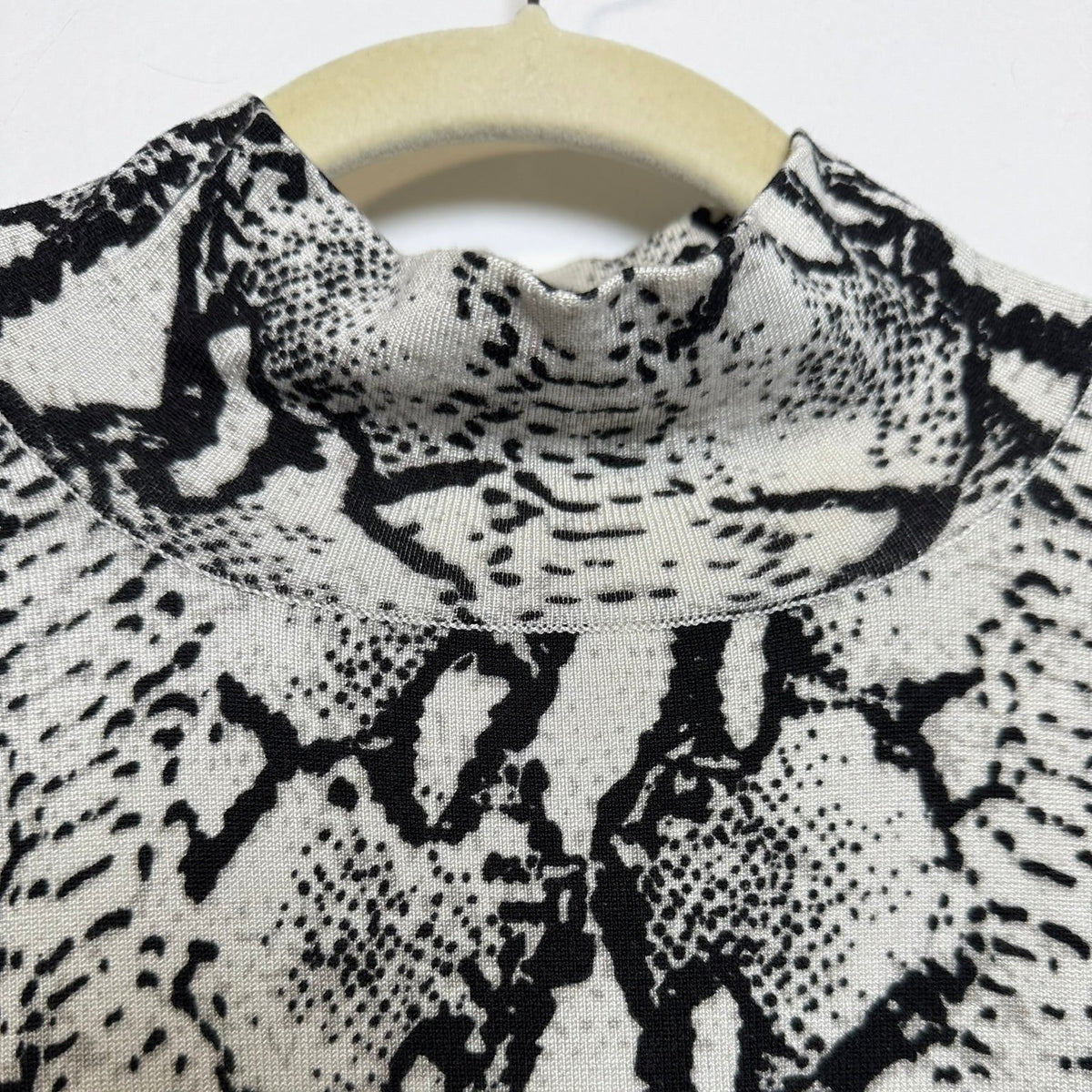 525 America Snakeskin Mock Neck Sweater Size L