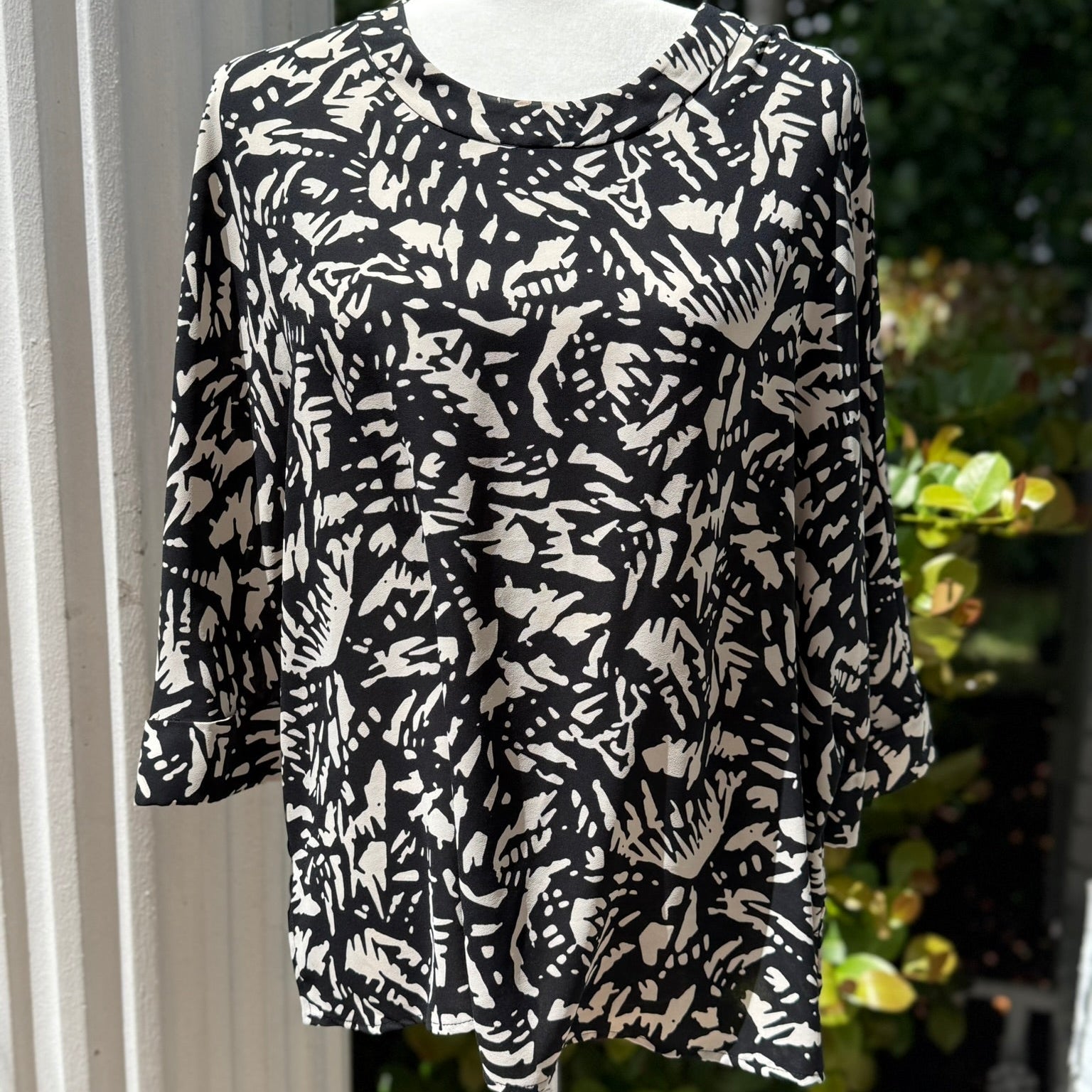 Elizabeth and James Black & White Abstract Print Blouse Size Large