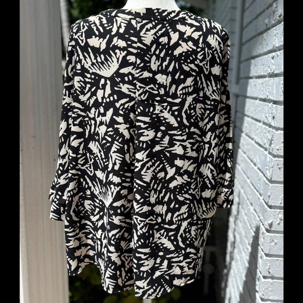 Elizabeth and James Black & White Abstract Print Blouse Size Large