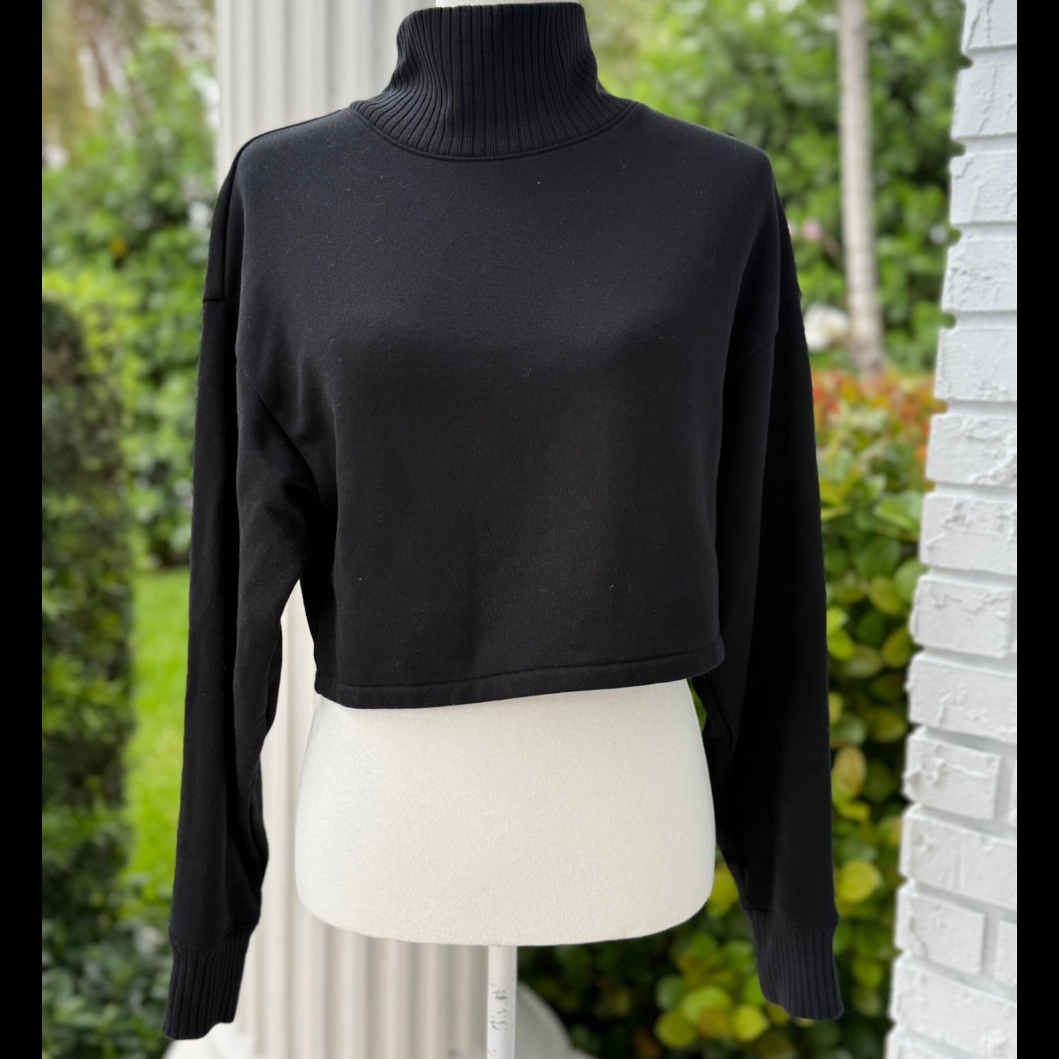 Alo Yoga Black Mock Neck Cropped Sweatshirt- Size Small
