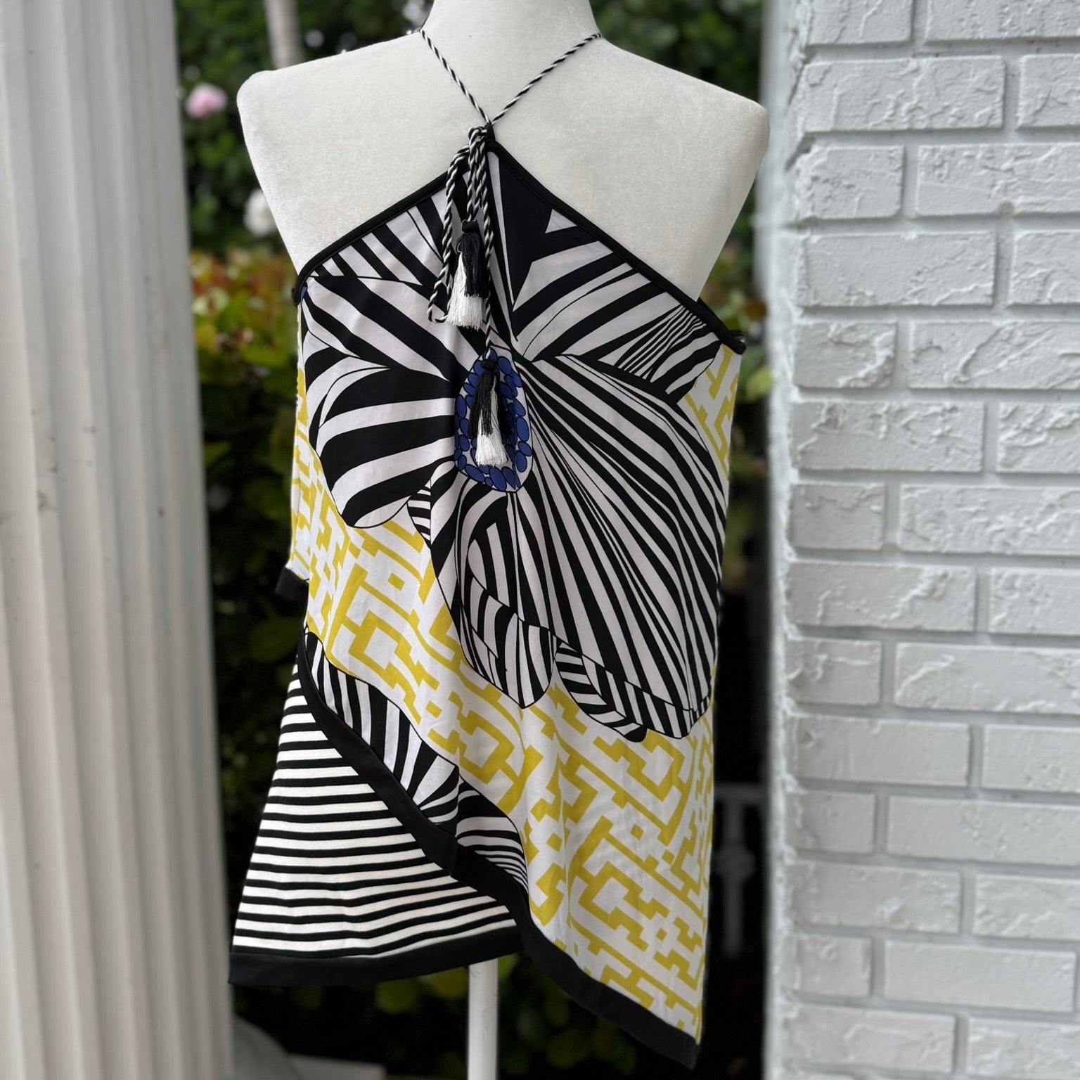 Analili Graphic Print Halter Top Size Medium