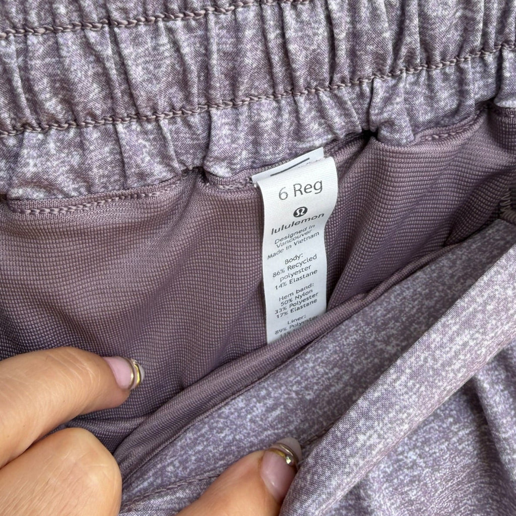 Lululemon Hotty Hot Short II *2.5" Size 6