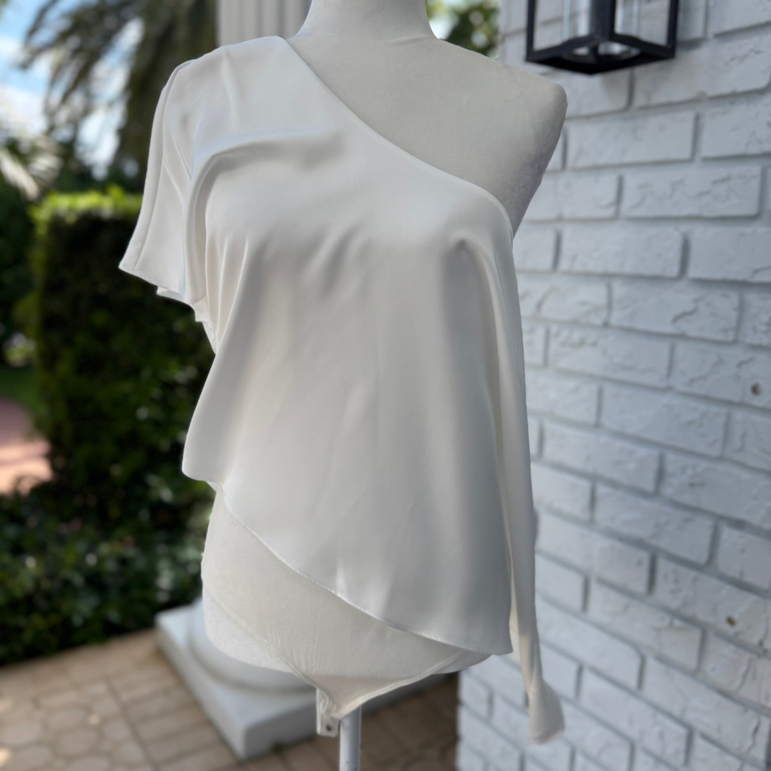 Sadie & Sage One-Shoulder White Bodysuit Size XS
