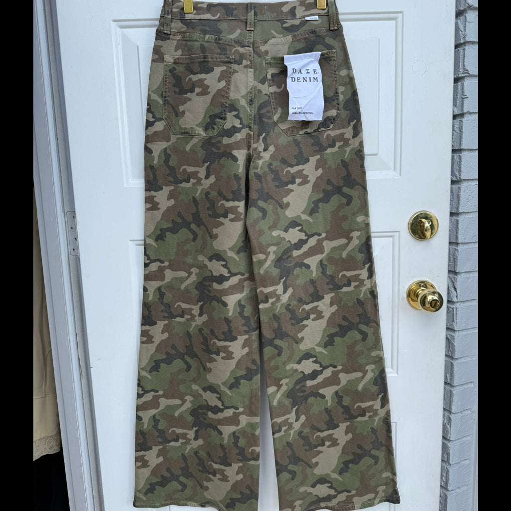 Daze FarOut Camo Patch Pocket Jeans Size 27