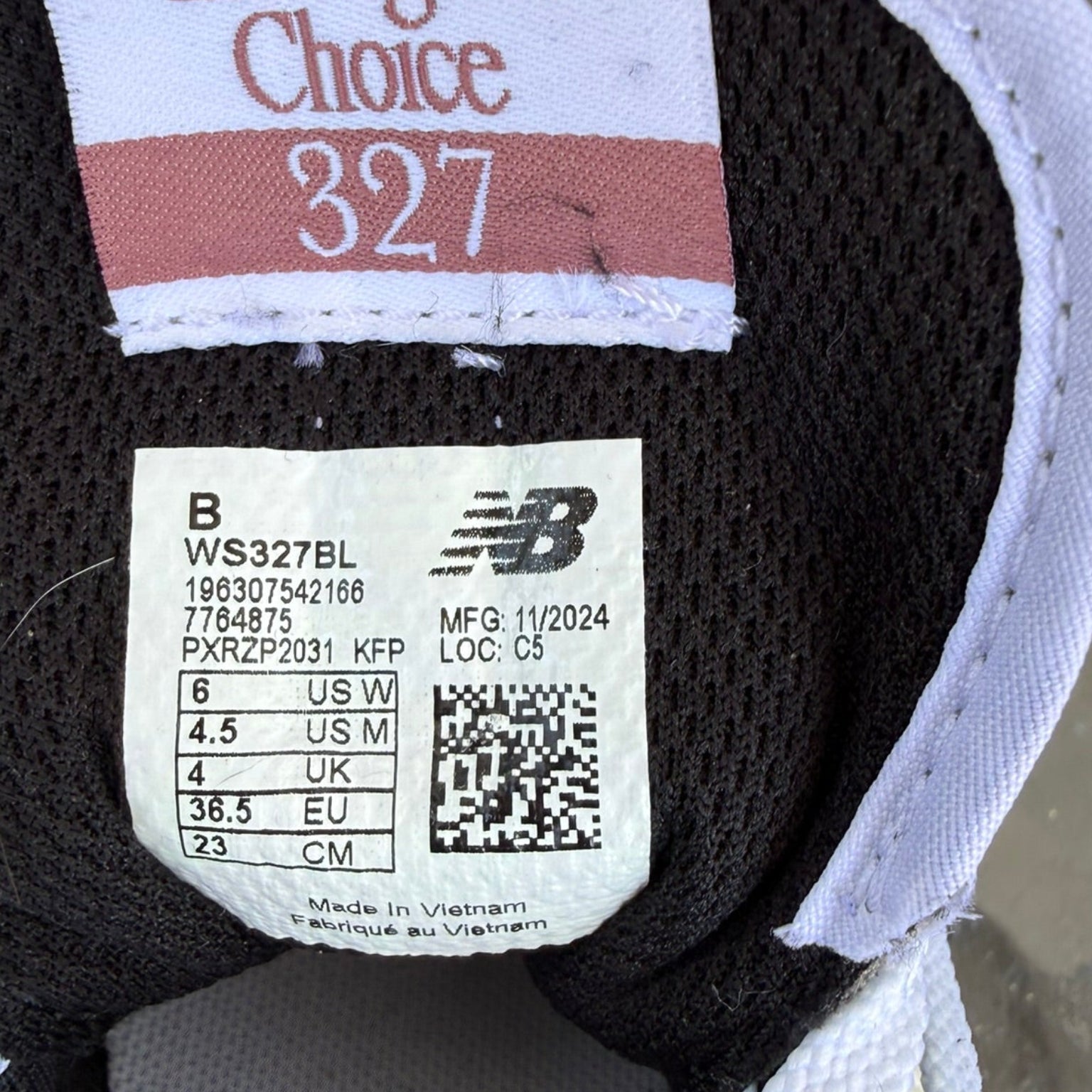 New Balance 327 Black/White Sneakers Size 6
