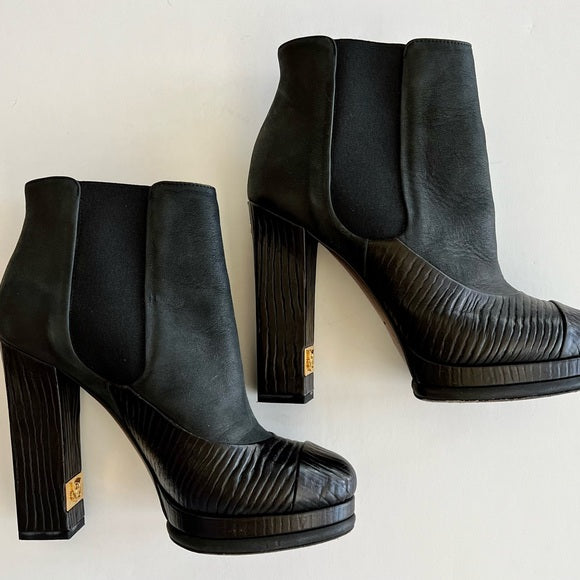 Chanel Interlocking CC Logo Boots. Size 40C