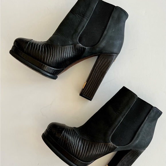 Chanel Interlocking CC Logo Boots. Size 40C